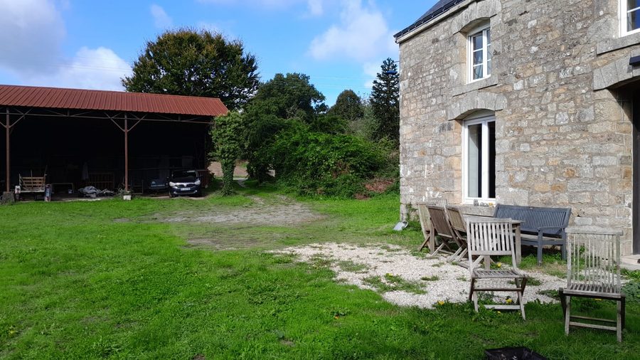 Cour de longère : pelouse et terrasse en gravier