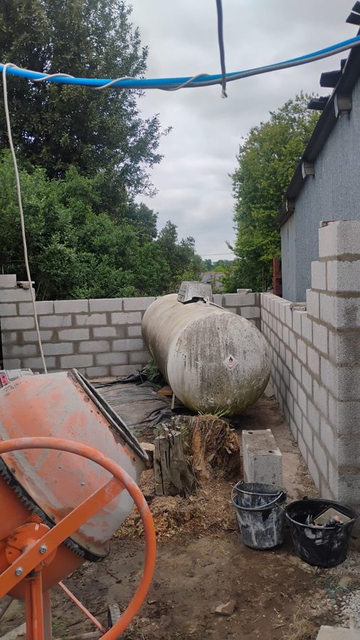Cuve installée derrière un mur en parpaings neuf