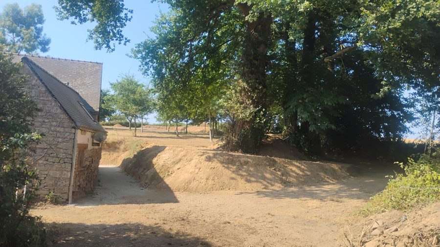 Cour de ferme : nivelée avant la nouvelle allée