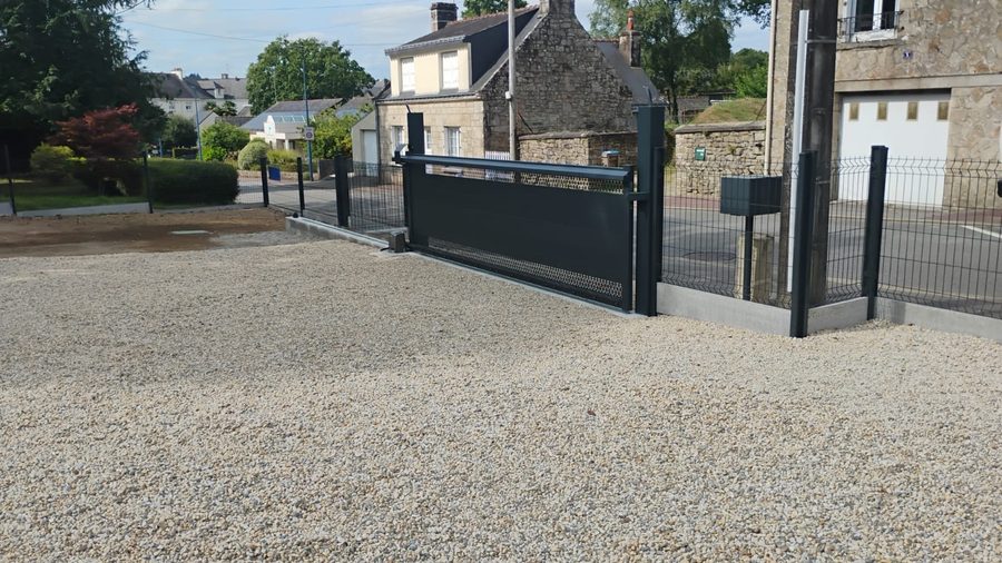 Maison neuve : allée en gravier et portail coulissant