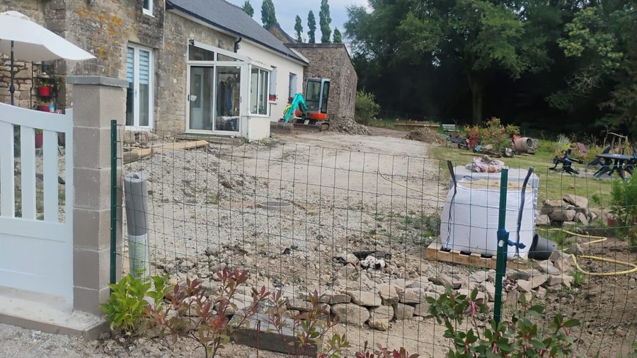 Allée d'une maison en pierre : avant
