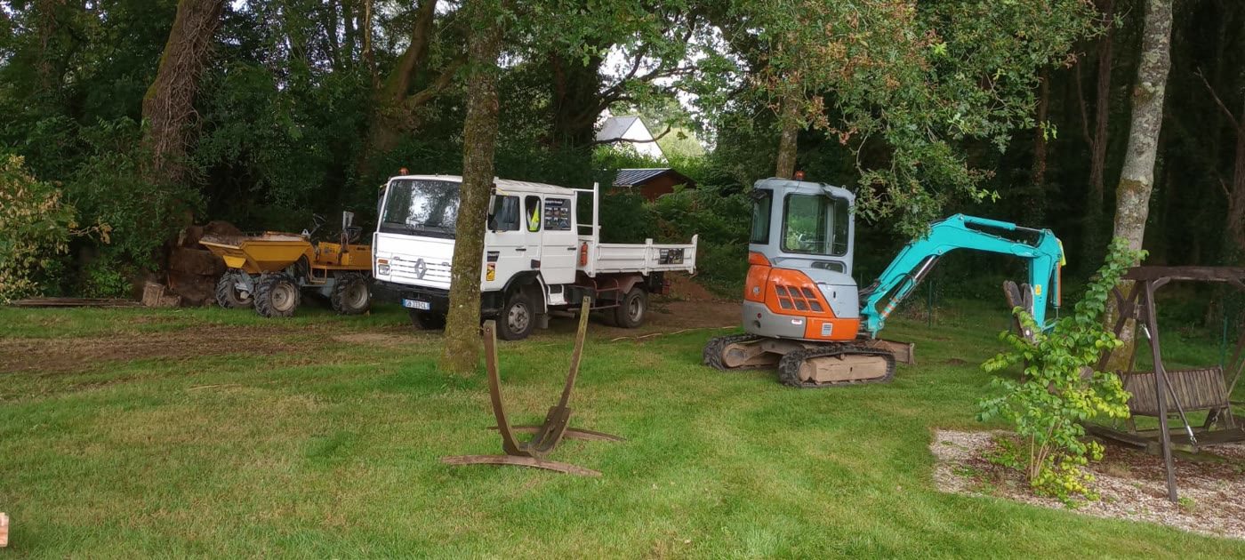 Camion, dumper et pelle sur la pelouse d'un client : le « one stop shop » DEPT56.