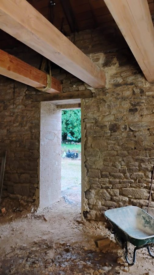 Ouverture percée dans un mur en pierre