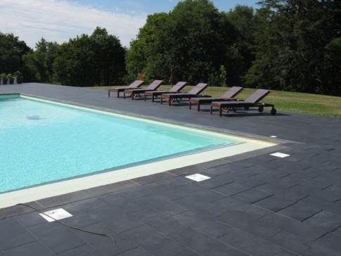Plage de piscine en dallage aspect ardoise