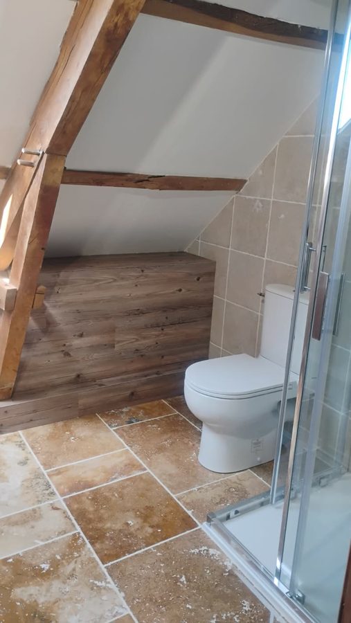 Salle de bain sous combles : terminée, travertin et douche