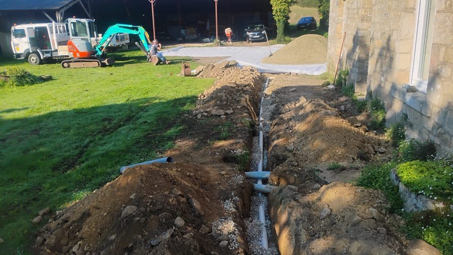 Tranchée de canalisation à travers le jardin